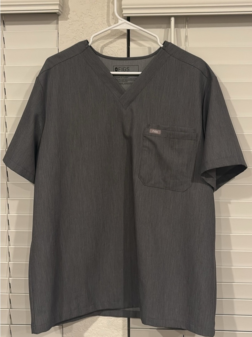 FIGS Men's V-Neck set in graphite